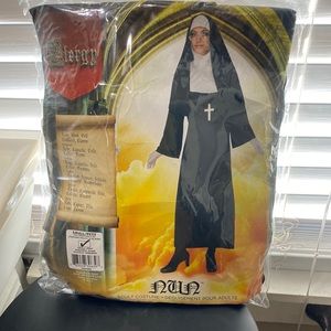 Nun costume (small- fits dress sizes 6-10)